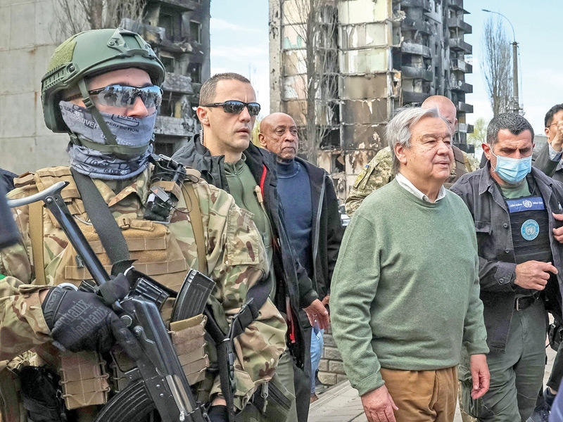 غوتيريش محاطاً بحراسة مشدّدة خلال زيارته  مدينة بوروديانكا أمس (رويترز)