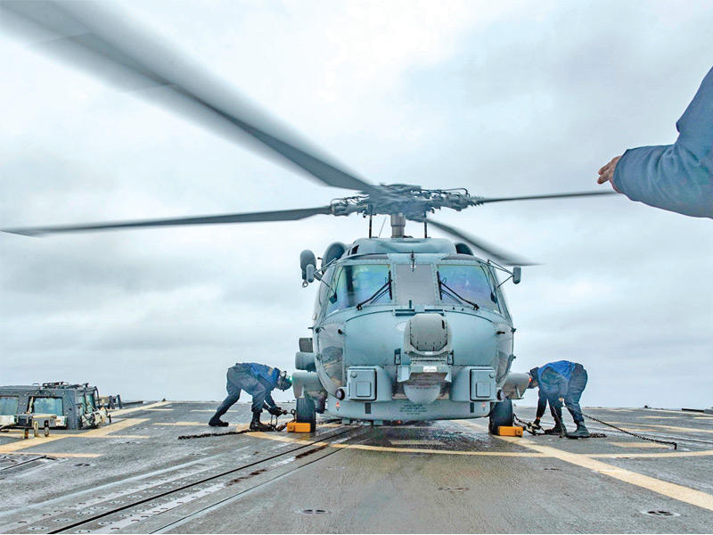 تجهيز مروحية على متن مدمرة صواريخ موجهة بمنطقة عمليات الأسطول الأميركي السابع في المحيطين الهندي والهادئ
