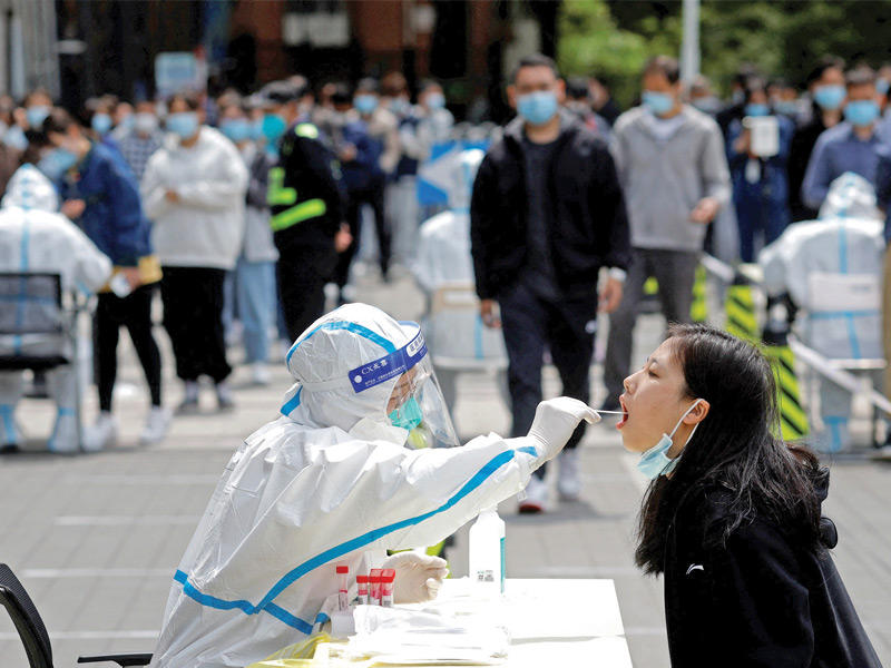 بكين تشدد قيود «كورونا» لتجنّب الإغلاق الكامل 