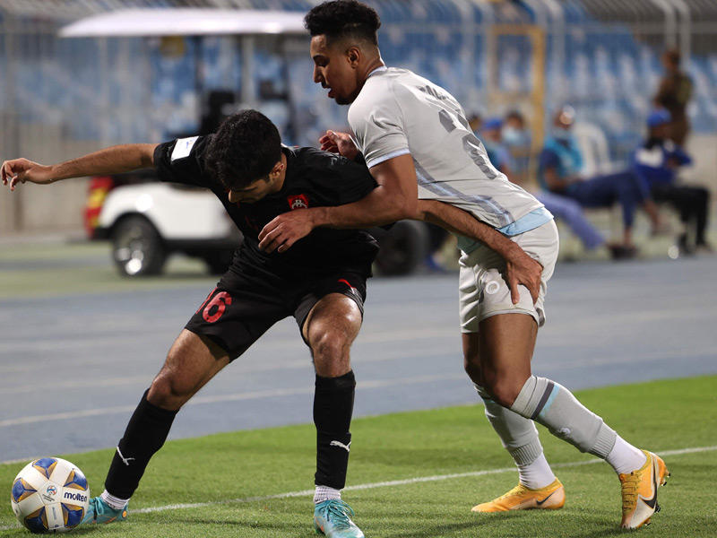  سالم الدوسري لاعب الهلال يحاول قطع الكرة من لاعب الريان أسامة الطيري 