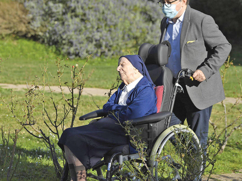 أكبر معمّرة على قيد الحياة في العالم الراهبة الفرنسية الأخت أندريه