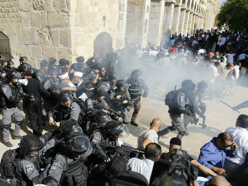 اعتداء سلطات الاحتلال على الفلسطينيين