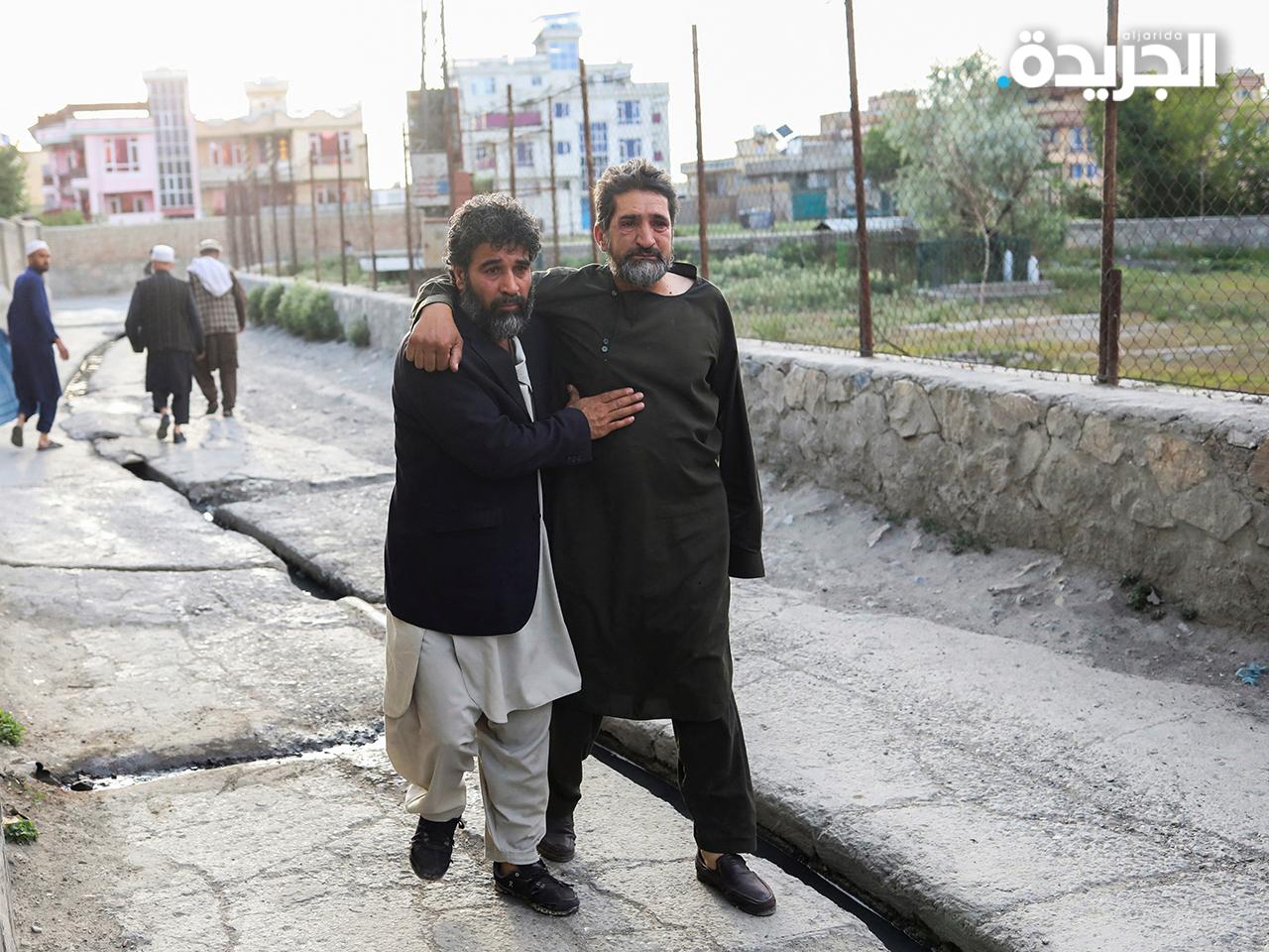 رجال أفغان يفرون بالقرب من موقع تفجير مسجد خليفة صاحب في كابول