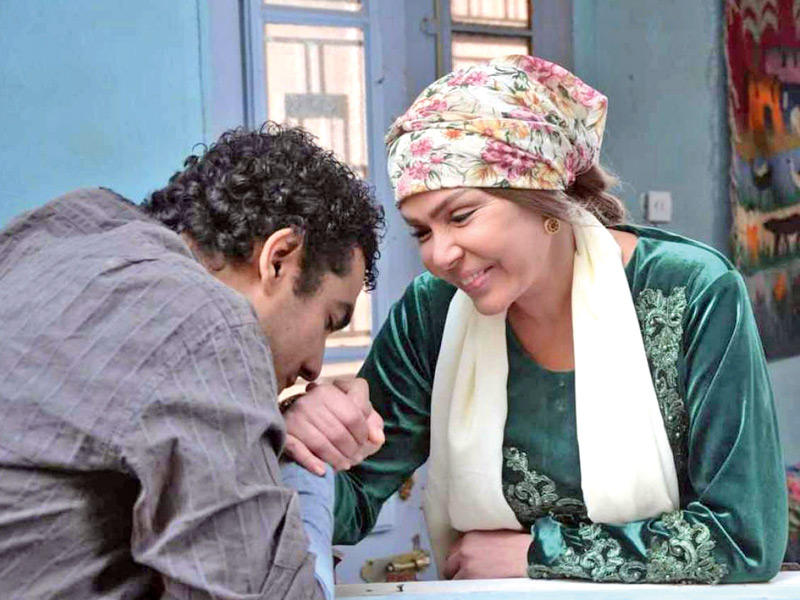  الفنانة لوسي في لقطة من أحد أعمالها