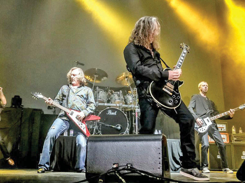  فرقة الروك البريطانية ثاندر