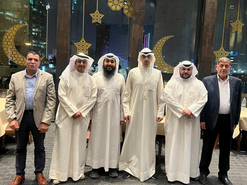  رئيس جمعية أعضاء هيئة التدريس في جامعة الكويت د. شملان القناعي متوسطاً عدداً من الصحافيين 