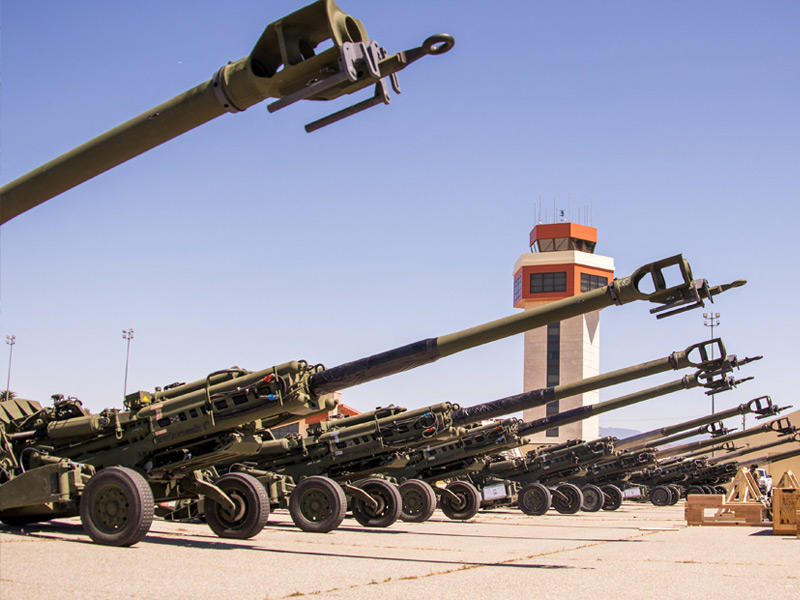 مدفعية من طراز «هاوتزر» يتم شحنها من قاعدة عسكرية بكاليفورنيا لتسليمها إلى القوات الأوكرانية (رويترز)