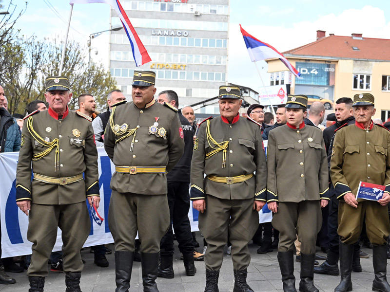 بوسنيون صرب مؤيدون لدوديك وموسكو خلال تجمع قبل أيام في مدينة بانجا لوكا (أ ف ب)