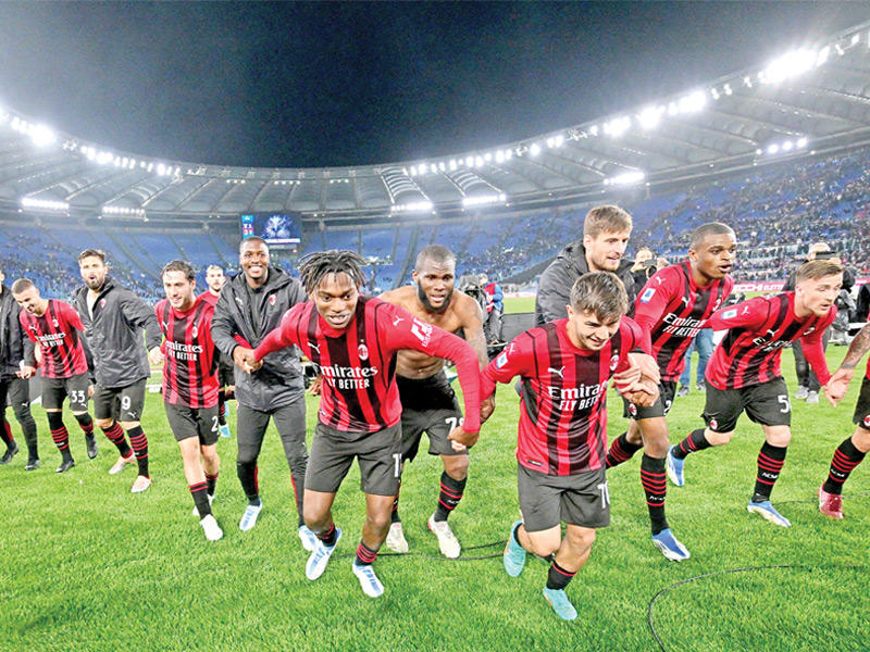 لاعبو ميلان بعد الفوز على لاتسيو في المباراة الماضية