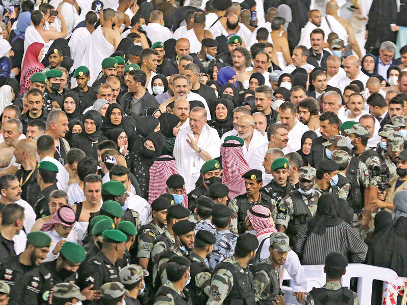 إردوغان يؤدي العمرة مساء أمس الأول (أ ف ب)n