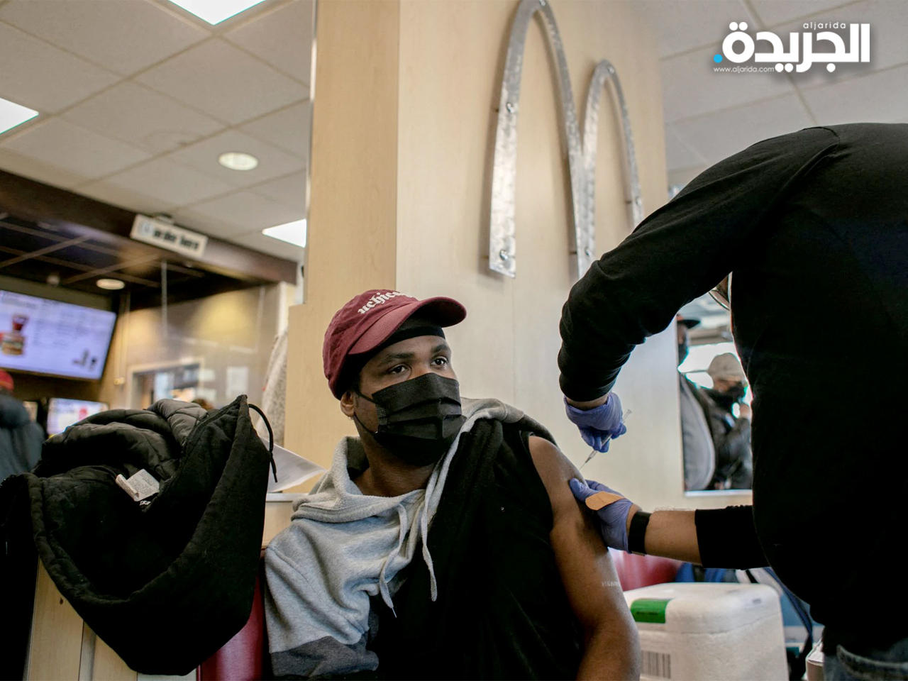 رجل يتلقى جرعة معززة ضد كورونا في مطعم ماكدونالدز في شيكاغو، إلينوي، الولايات المتحدة