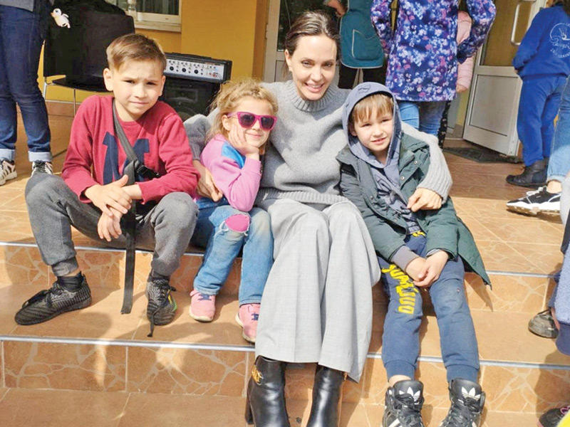 أنجلينا جولي مع مجموعة من الأطفال في أوكرانيا