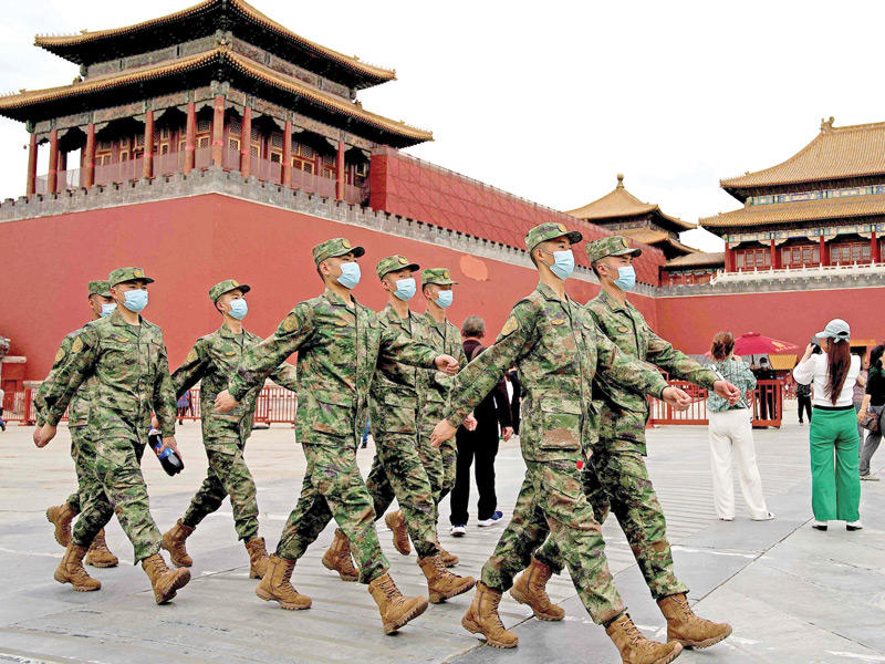عناصر أمن صينيون خلال دورية في «المدينة المحرمة» في بكين أمس (أ ف ب)