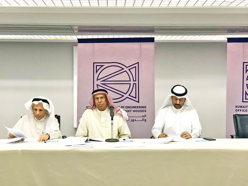 بدر السلمان متوسطاً أمين السر حمود الزعبي وأمين الصندوق جابر أبوالحسن 