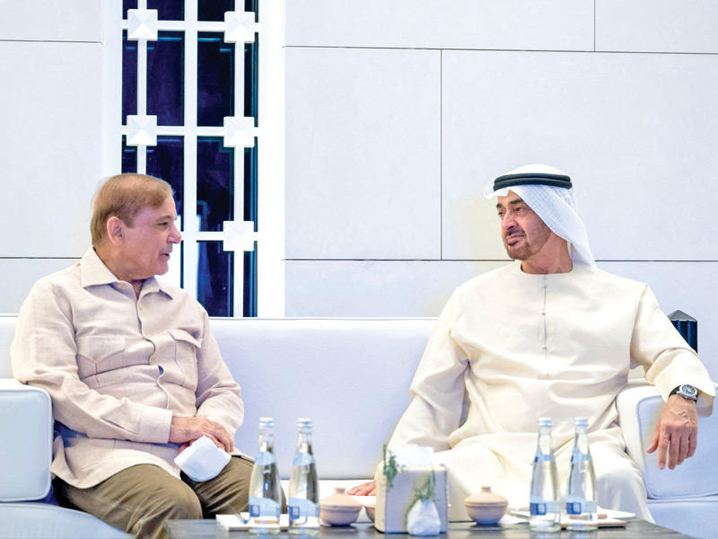 بن زايد مستقبلاً شريف بأبوظبي أمس (أ ف ب )