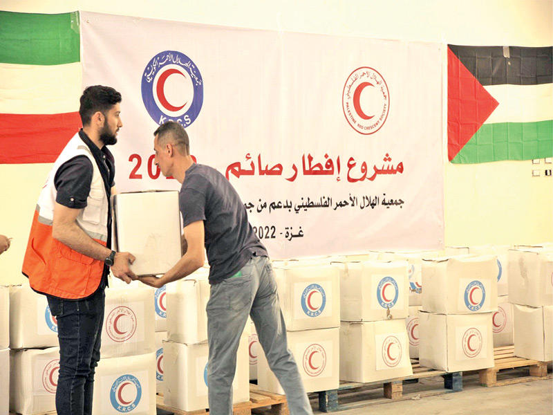 جانب من الطرود المقدمة من «الهلال الأحمر» 