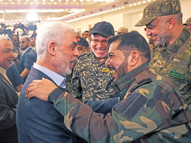 السنوار مع عناصر كتائب عز الدين القسام في غزة أمس الأول (أ ف ب)