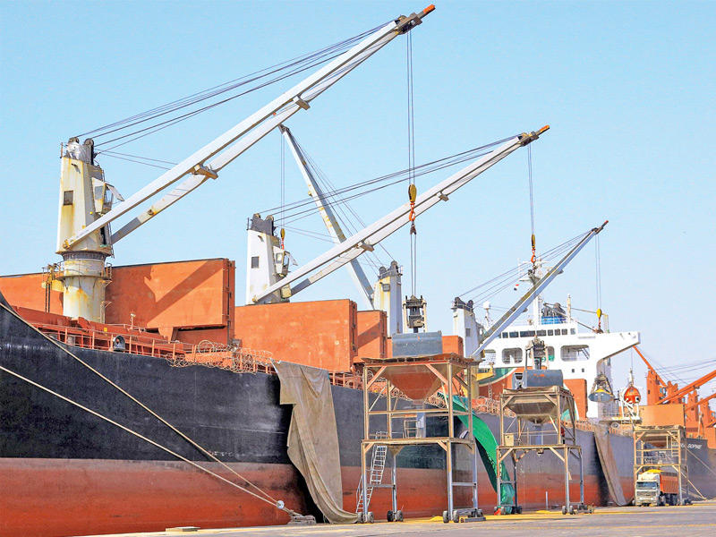 الحوثي تنصل من تخصيص عوائد سفن الوقود للمرتبات