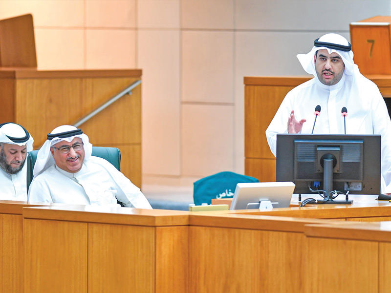 وزير المالية وزير الدولة للشؤون الاقتصادية والاستثمار عبدالوهاب الرشيد ونائب رئيس مجلس الوزراء وزير النفط وزير الدولة لشؤون مجلس الوزراء رئيس مجلس إدارة مؤسسة البترول الكويتية د. محمد الفارس 