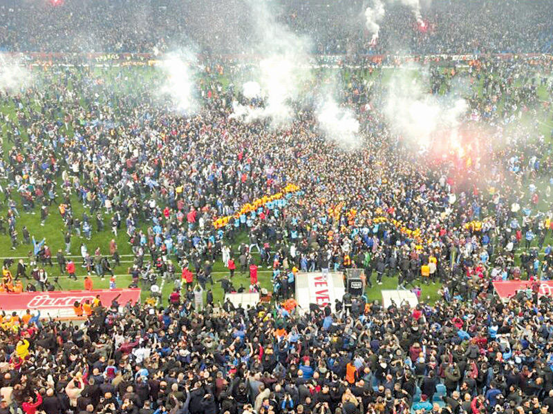 جانب من احتفالات جماهير طرابزون