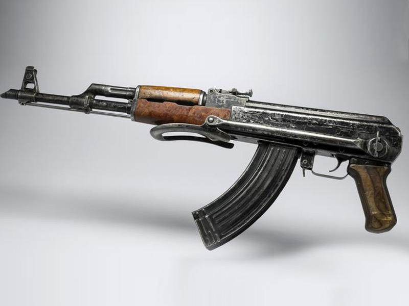 استعرض مهارته في القنص بابنته