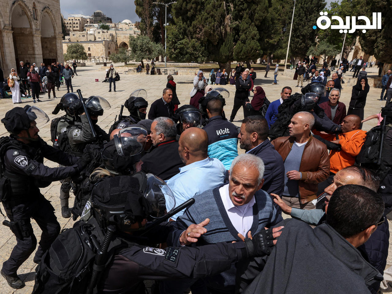 قوات الاحتلال تهاجم المصلين بالمسجد الأقصى