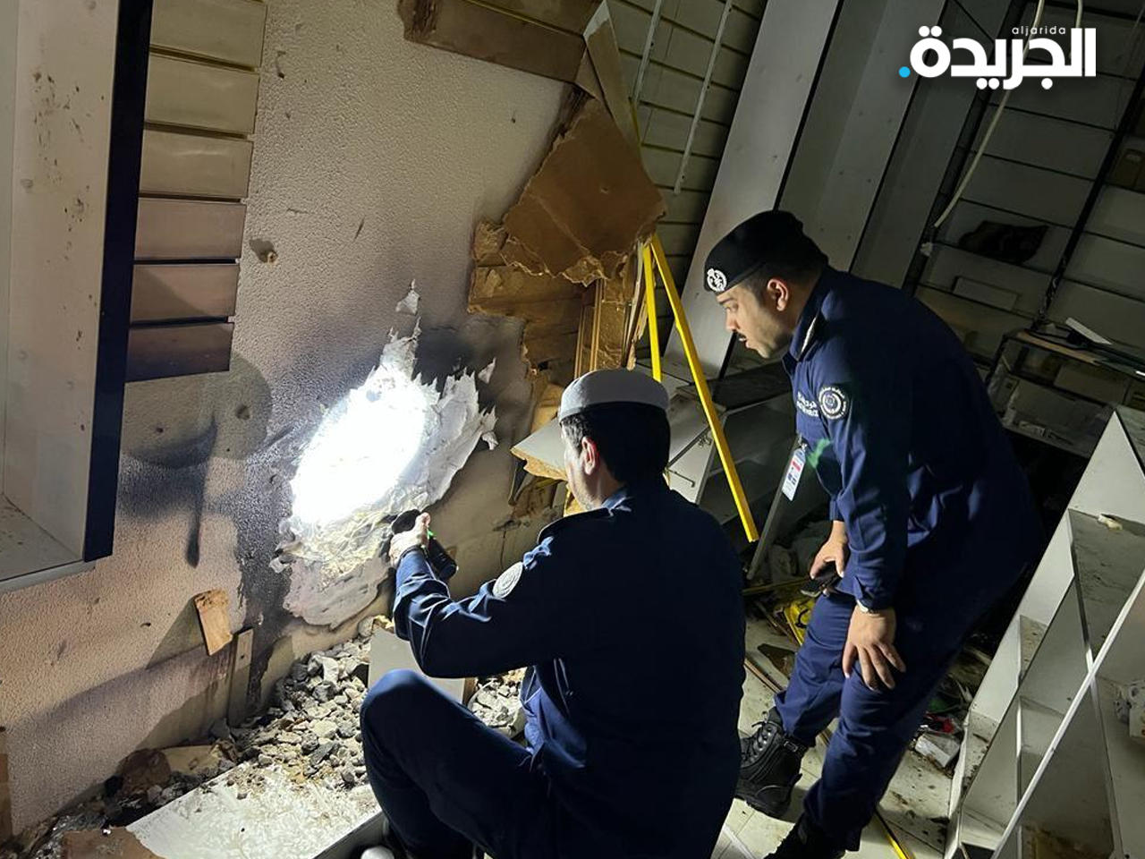 اللواء خالد عبدالله متفقداً موقع الحريق 