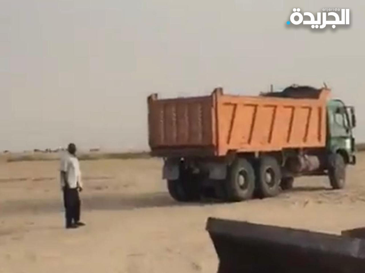 مقطع من الفيديو المتداول بشأن قيام أشخاص بسرقة رمال وتحميلها على شاحنات