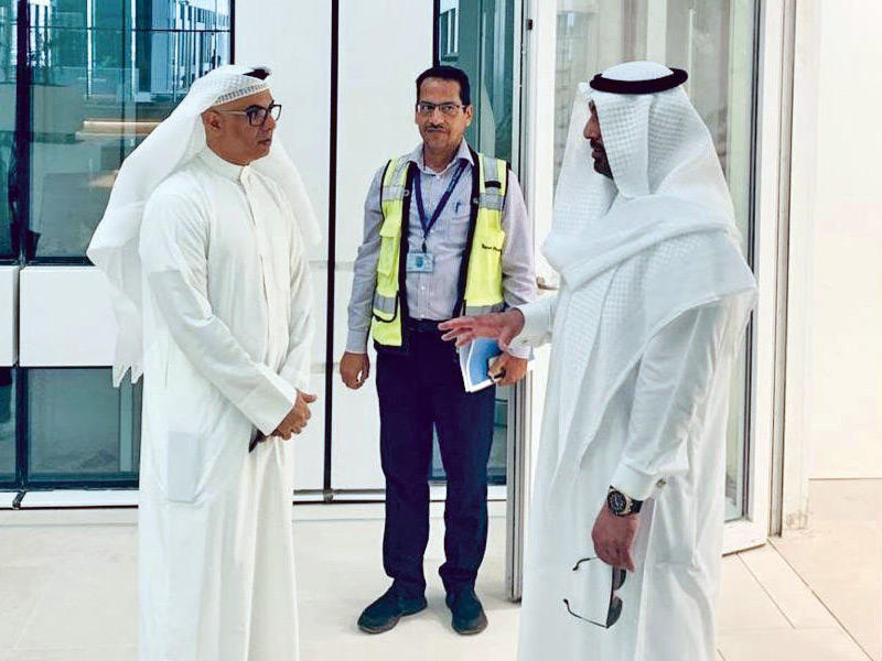 مدير جامعة الكويت د. يوسف الرومي والقائم بأعمال نائب مدير الجامعة للتخطيط د. محمد زينل خلال الزيارة