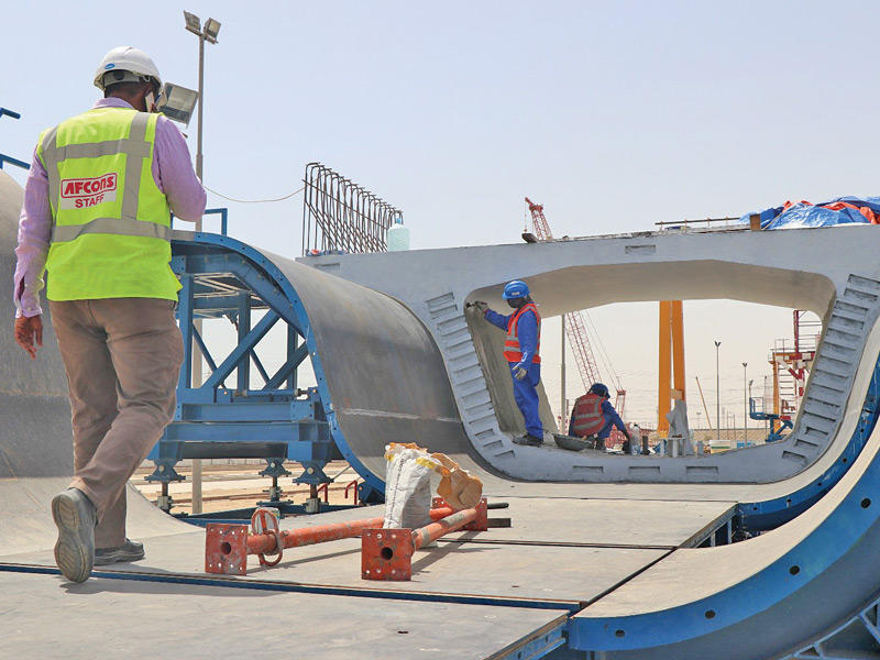 تركيب إحدى قطع جسور جنوب السرة