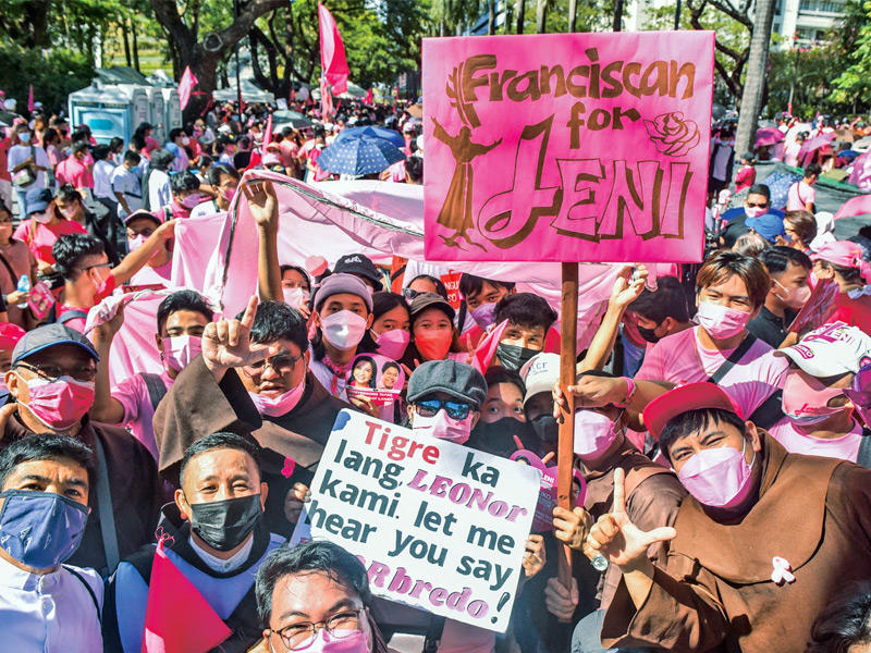 أنصار روبريدو وبينهم كهنة خلال تجمع في مانيلا أمس (أ ف ب)