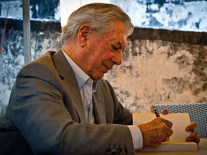  الكاتب البيروفي الإسباني ماريو فارغاس يوسا 