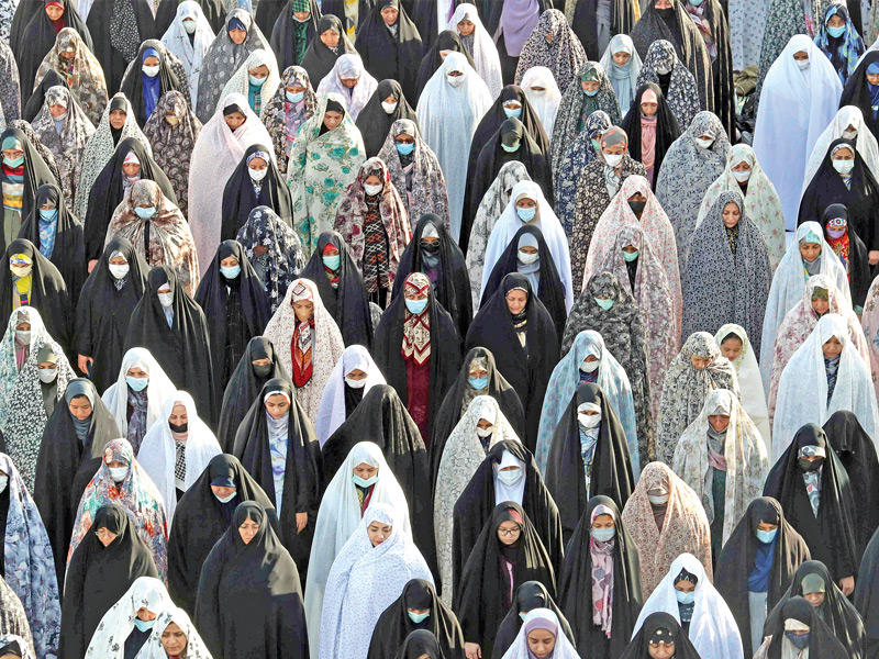 إيرانيات خلال صلاة عيد الفطر في طهران الأسبوع الماضي (أ ف ب) 