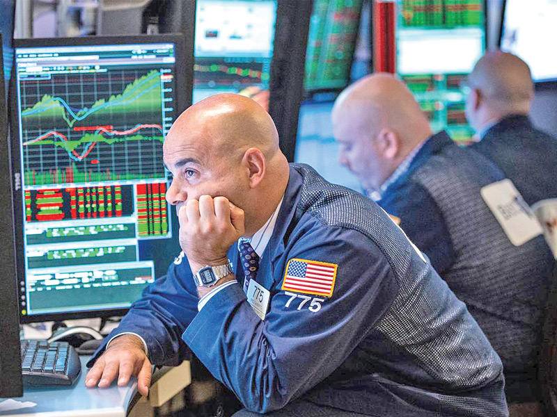 أحد الموظفين يراقب مؤشرات الأسهم