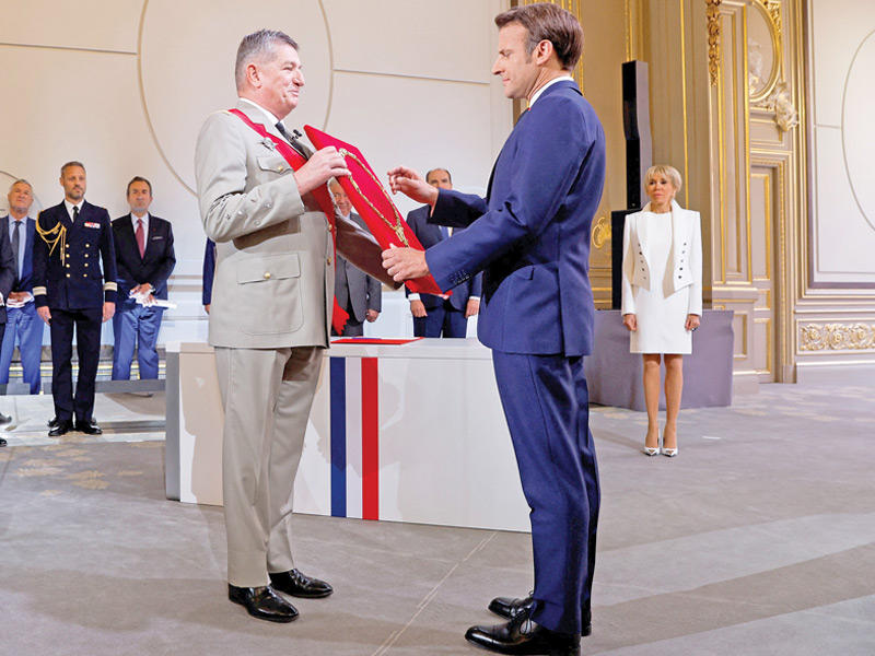 ماكرون يتسلم وسام جوقة الشرف خلال مراسم تنصيبه بالإليزيه (رويترز)