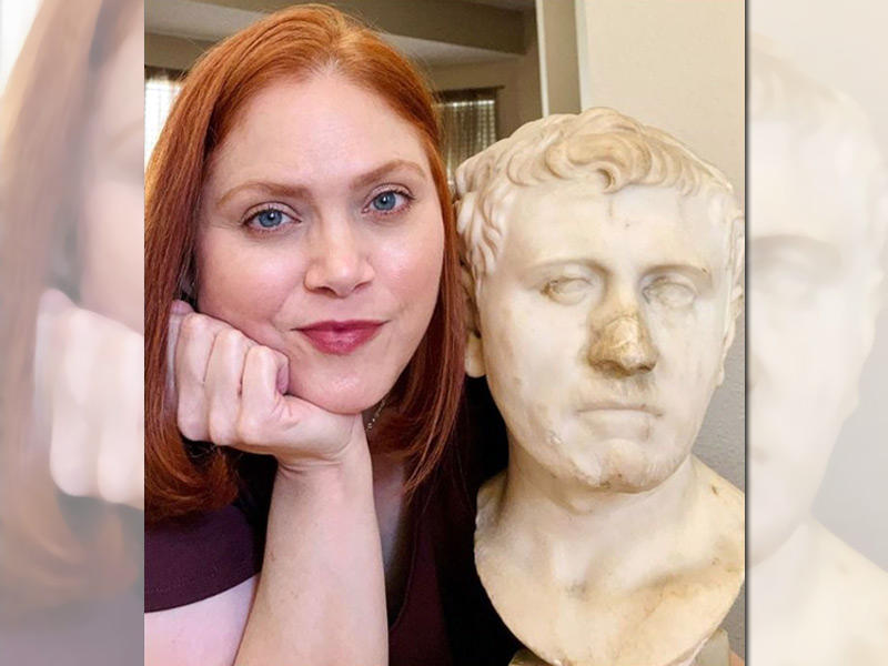  تاجرة التحف لورا يونغ بجانب  تحفة تاريخية يتجاوز عمرها 2000 عام