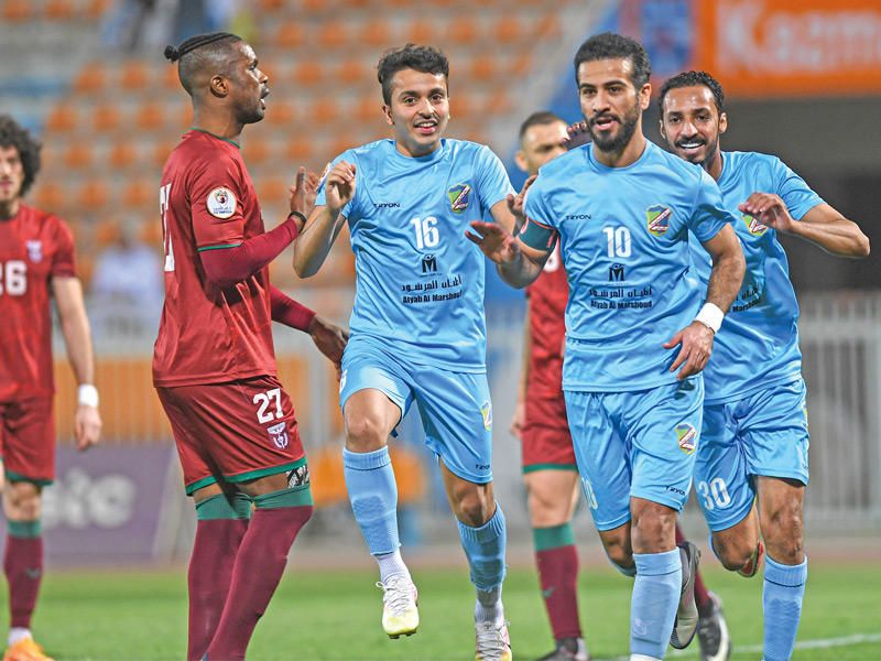 فرحة لاعبي السالمية بتسجيل الهدف الأول