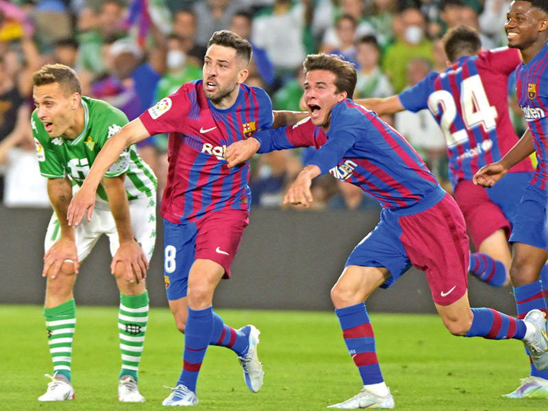 مدافع برشلونة جوردي ألبا يحتفل بهدفه