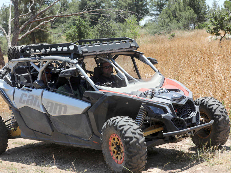 آلية إسرائيلية في موقع القبض على منفذي هجوم إلعاد (أ ف ب) 