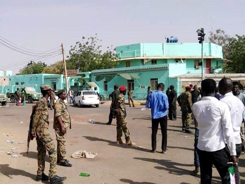 عناصر الشرطة السودانية في موقع الاشتباكات