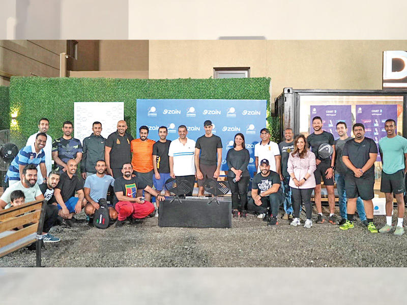  بدر الخرافي يتوسط موظفي «زين» في بطولة الپادل