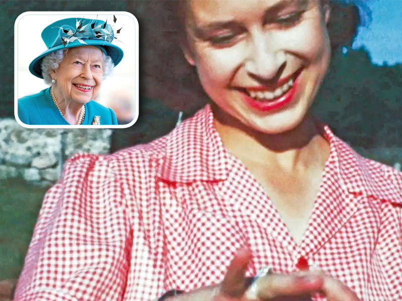 إليزابيث تنظر إلى خاتم خطوبتها… وفي الإطار بعد أن تجاوزت التسعين عاماً