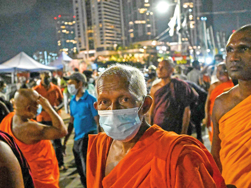 مجموعة من اتباع الديانة البوذيه في سريلانكا