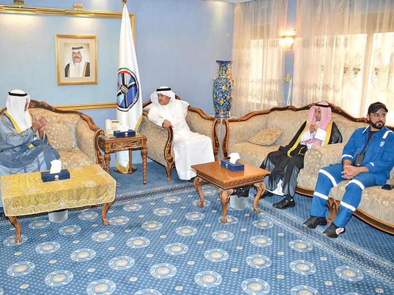 محافظ الأحمدي مستقبلاً المهنئين