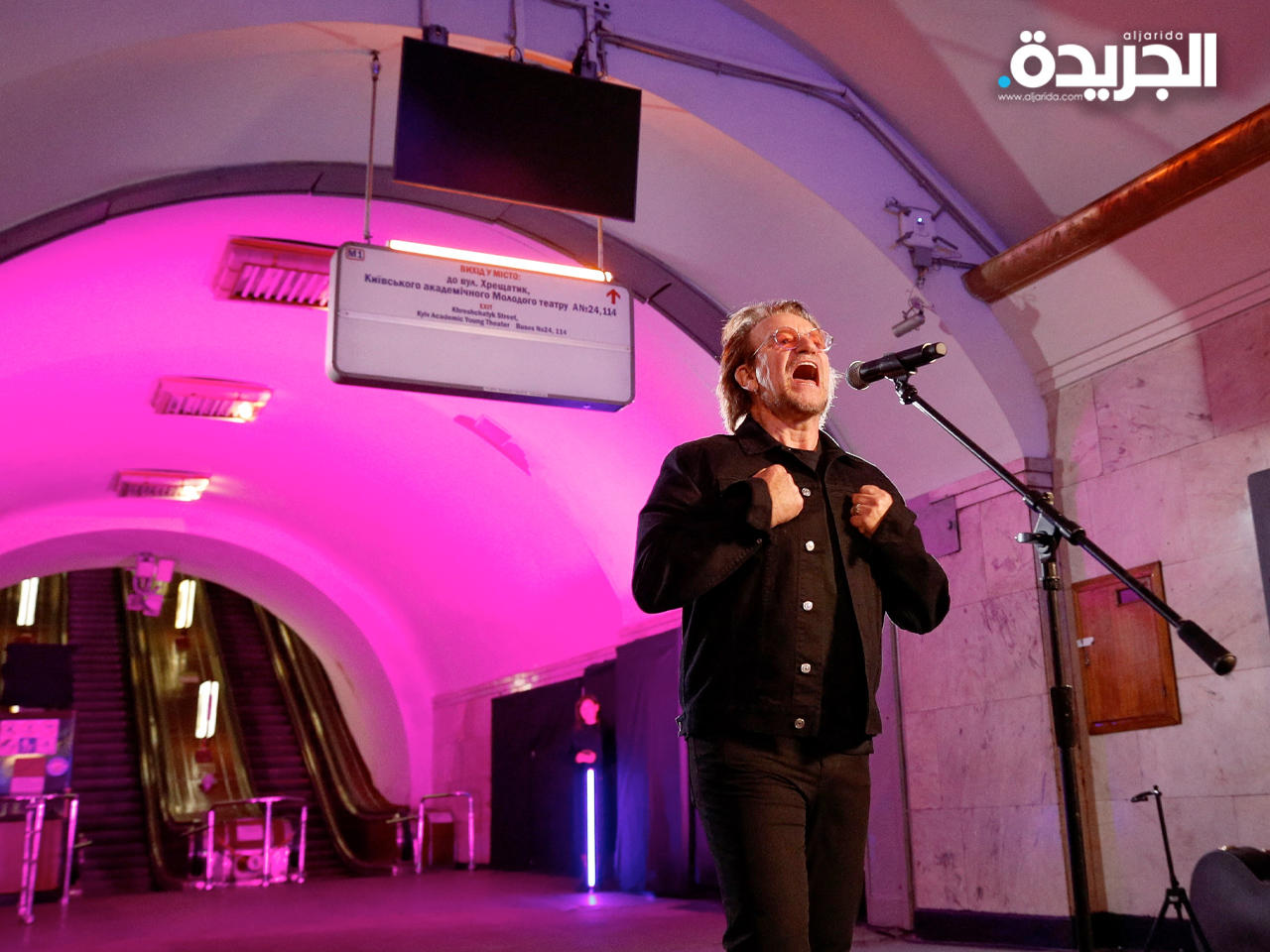 بونو يغني في أحد محطات كييف