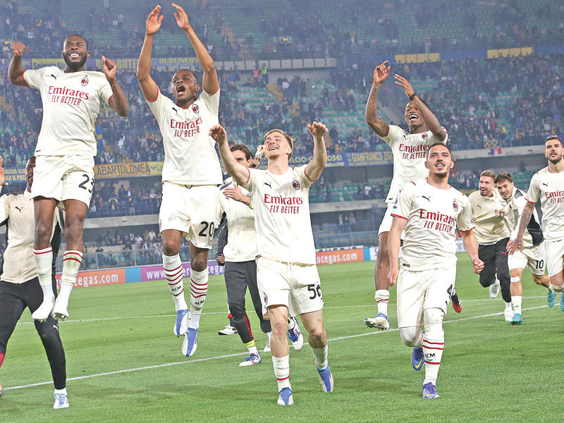 فرحة لاعبي ميلان بعد انتهاء المباراة