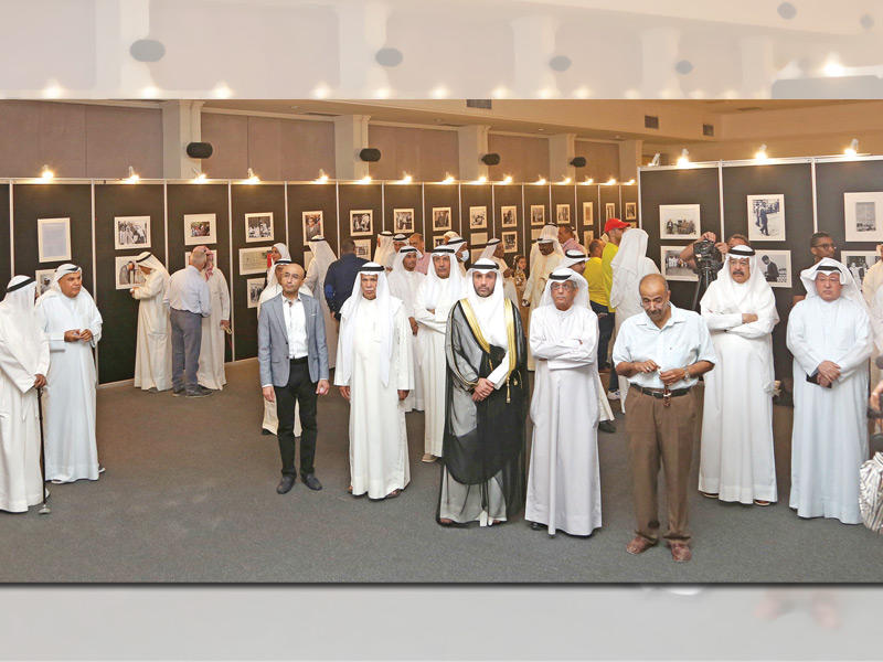 جانب من الحضور في افتتاح معرض «الخطيب... مسيرة الحكيم»  «تصوير جورج ريجي»