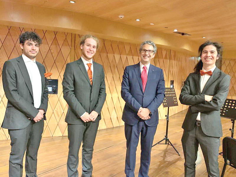 السفير الإيطالي مع أعضاء الفرقة 