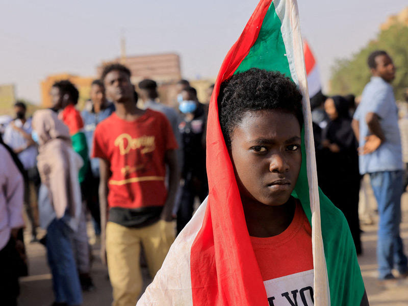 متظاهر سوداني يشارك في مسيرة ضد الحكم العسكري (رويترز)