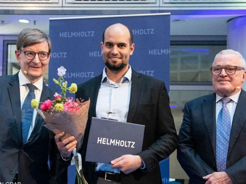 جانب من تكريم الباحث الفلسطيني الشاب عمران العاشوري 